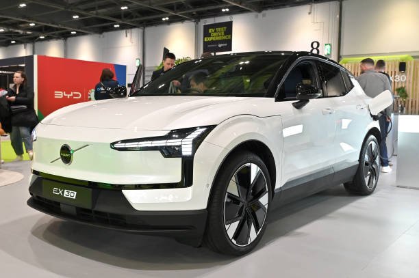 Volvo Reverses Course: No Longer Committed to All-Electric Cars by 2030 🚗⚡